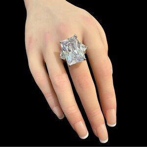 Elegant Silver-Toned Statement Ring Size 7